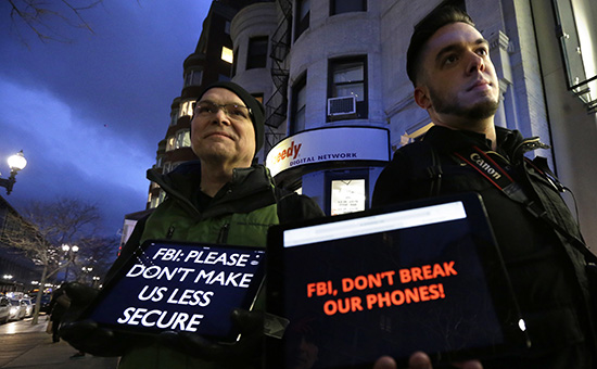 Протестующие&nbsp;у магазина Apple в Нью-Йорке во время демонстрации в защиту пользователей от взлома со стороны спецслужб


