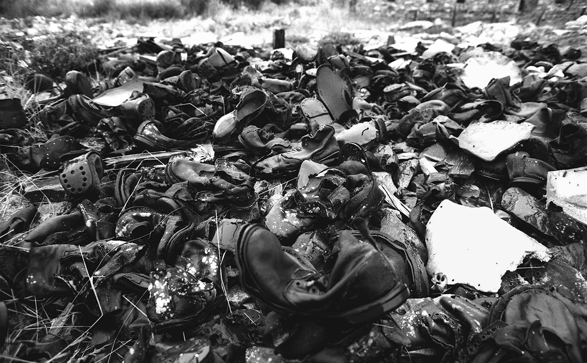 Обувь узников, оставшаяся на месте лагеря Бутугычаг
