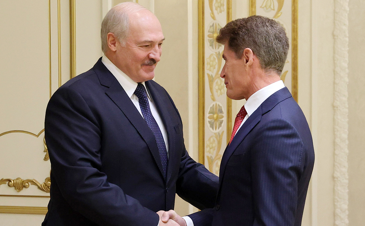 Александр Лукашенко и Олег Кожемяко (слева направо) во время встречи