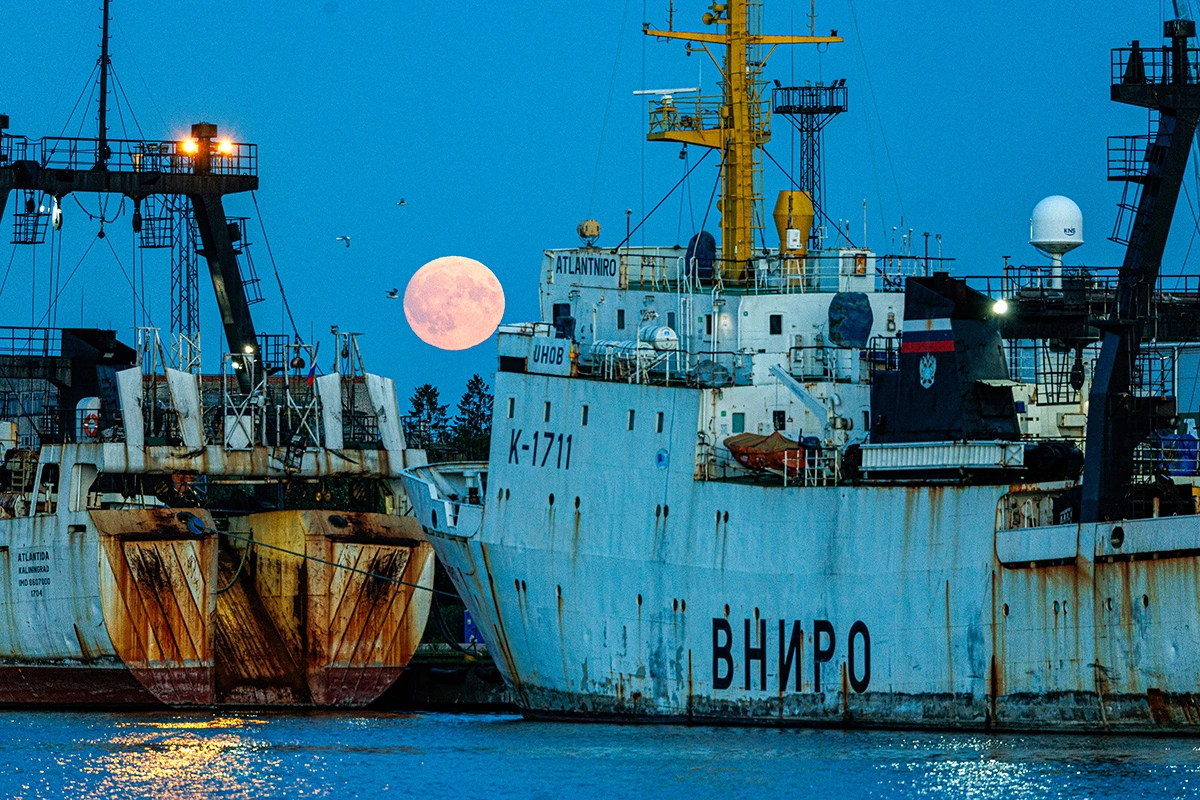 Полная луна над морским торговом портом в Калининграде