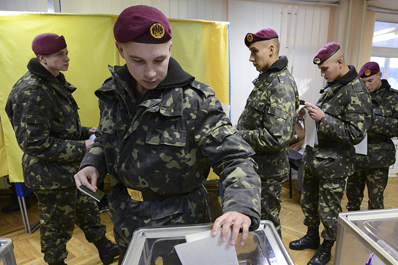Солдаты президентского полка также принимают участие в голосовании за новый состав Верховной рады.&nbsp;