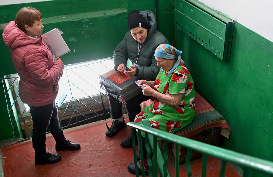 Женщина отдает свой голос во время выездного голосования в поселке Омский, Омская область.&nbsp;