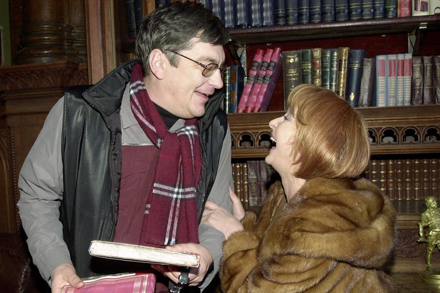 Лариса Удовиченко и режиссер Анатолий Матешко на съемках сериала &laquo;Даша Васильева. Любительница частного сыска&raquo;, 2002 год