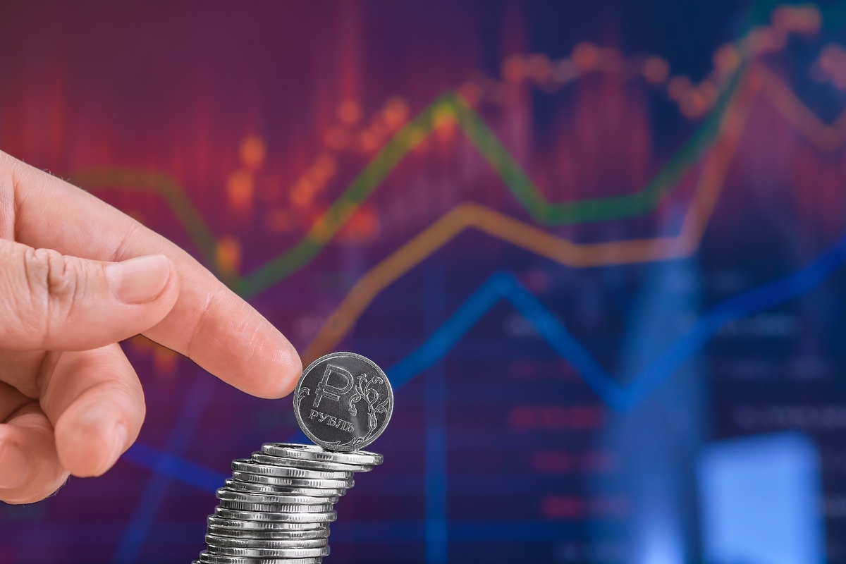 Курс рубля уже начал ослабление и продолжит слабеть и далее, считают эксперты