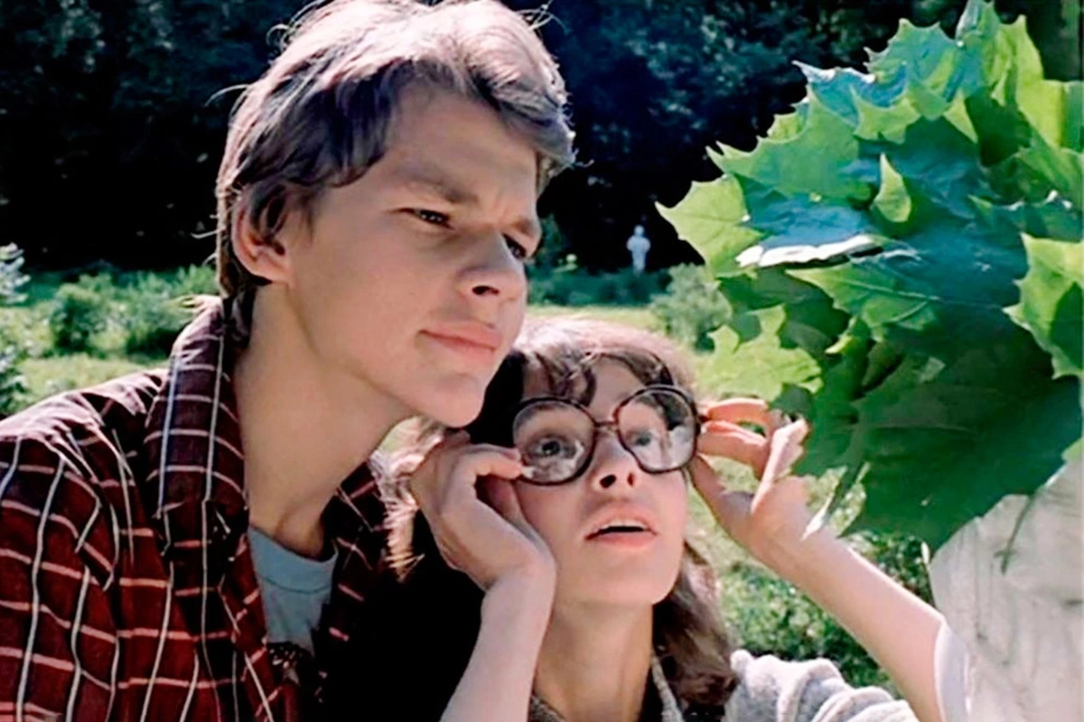 Главная тема повести «Вам и не снилось...» Галины Щербаковой — первая любовь. Кадр из одноименного фильма (1980)