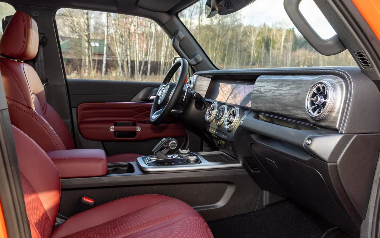 Интерьер модели Tank 300 технологичен, удобен и практичен. Обновленная &laquo;трехсотка&raquo; стала еще более модной: теперь, помимо просто черной, доступна красно-черная отделка&nbsp;