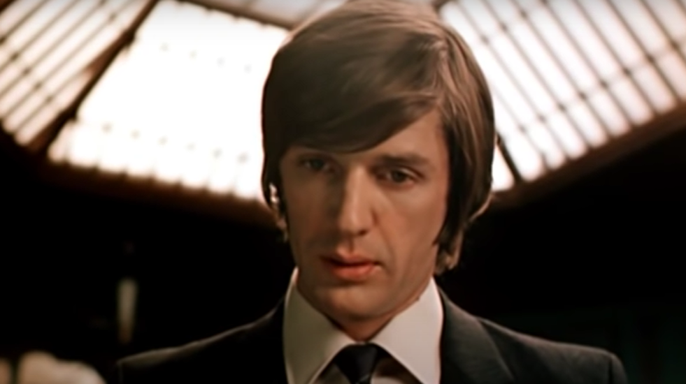 Герой Абдулова говорит с Виржинией, кадр из фильма «Ищите женщину»