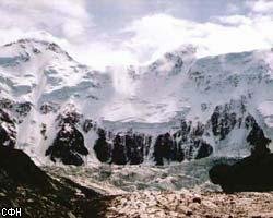 В горах Алтая трое альпинистов сорвались в ущелье