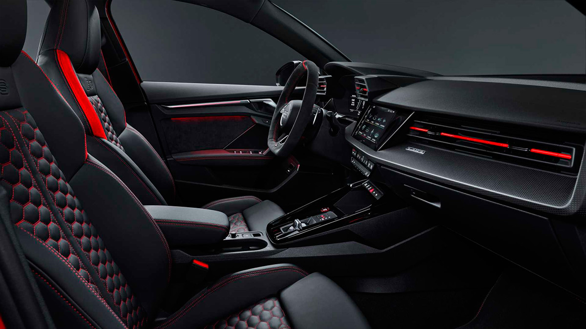 Audi представила новые хэтчбек и седан RS3 с 400-сильным мотором