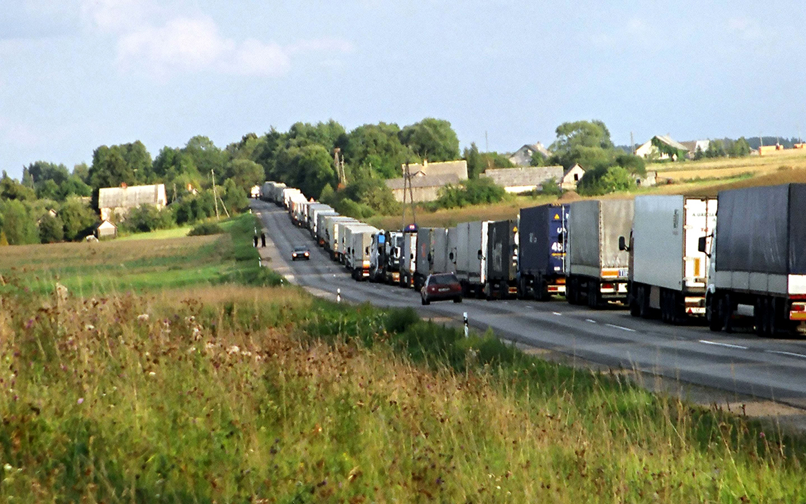 Более 1200 грузовиков застряли на границе России и Латвии