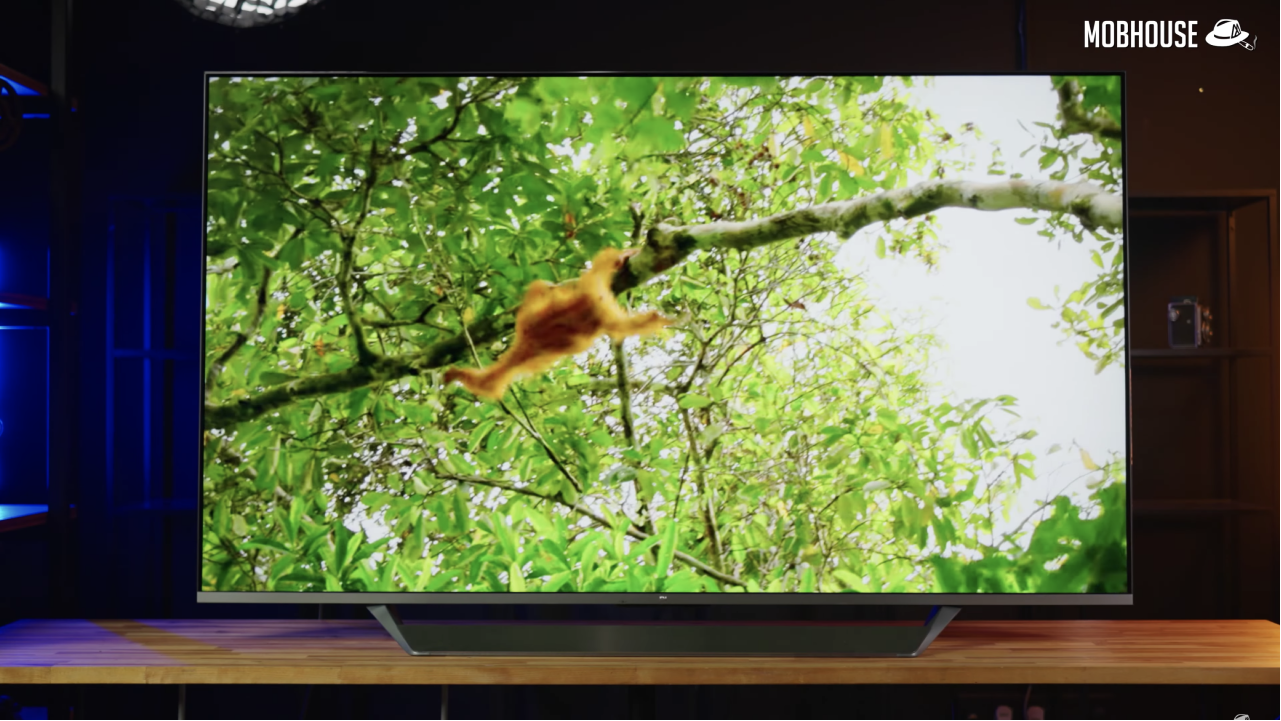 Телевизор LED Xiaomi Mi TV Q1 75 подходит для комфортного просмотра кино в самом высоком качестве
