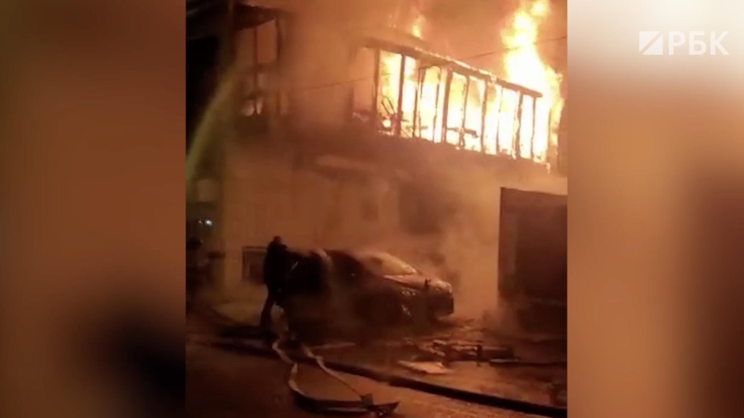 В центре Краснодара загорелось здание с отелем и рестораном