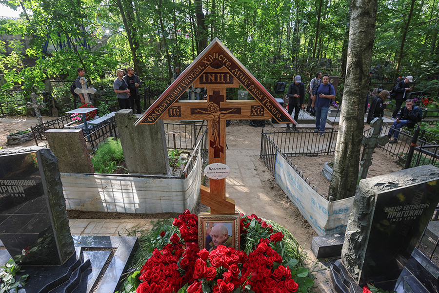 Как выглядят могилы Пригожина и Уткина. Фото — РБК