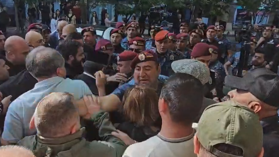 Силовики начали задержания на акциях протеста в Ереване