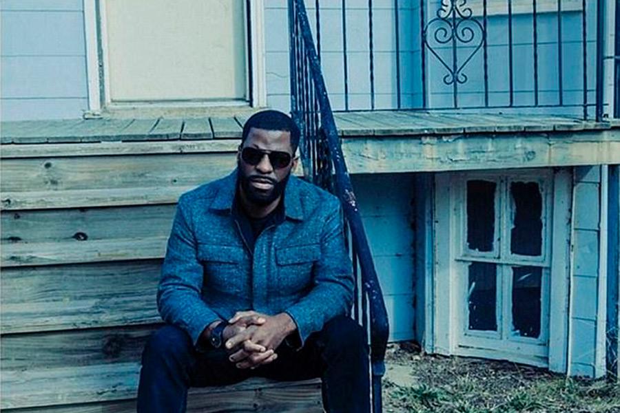 Рэпер Rhymefest на крыльце дома детства Канье Уэста, где теперь располагается организация Donda&rsquo;s House