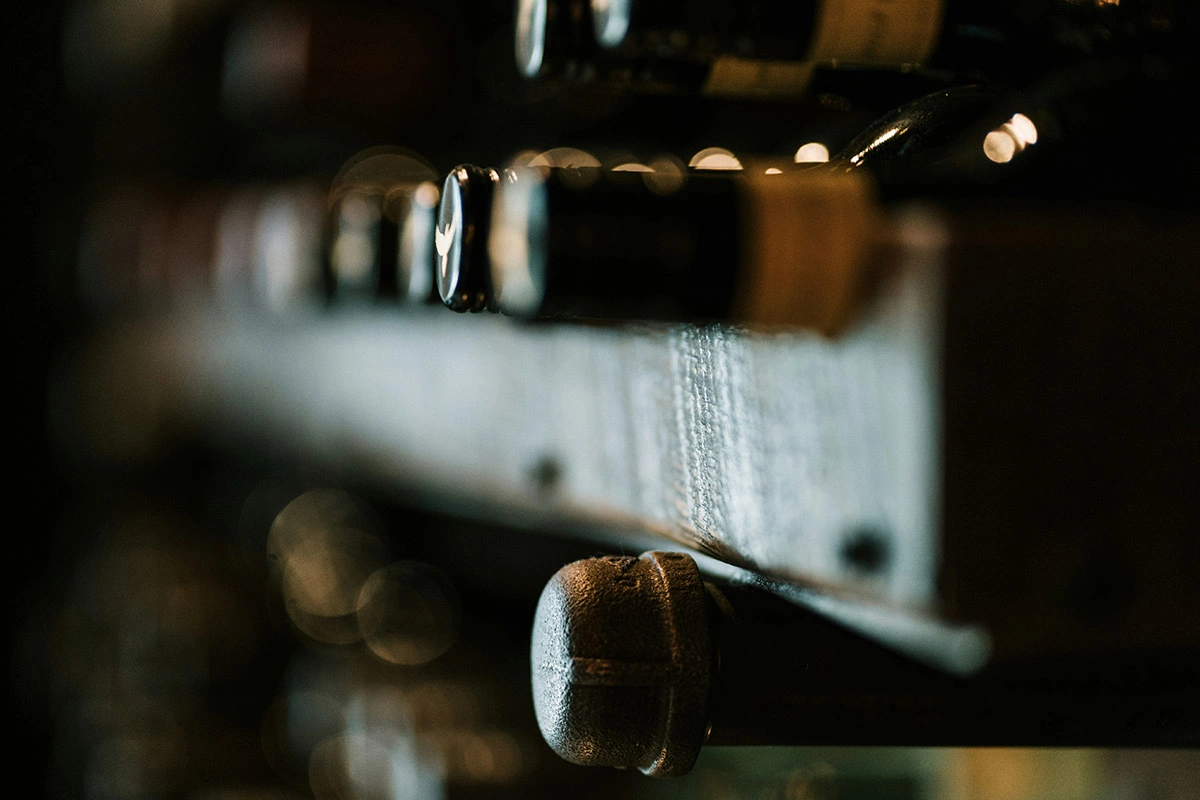 Винная коллекция в баре, как правило, непостоянная единица. Если вы ценитель вина, вам все время захочется экспериментировать, узнавать новое, прислушиваясь к собственным ощущениям, и затем удивлять гостей