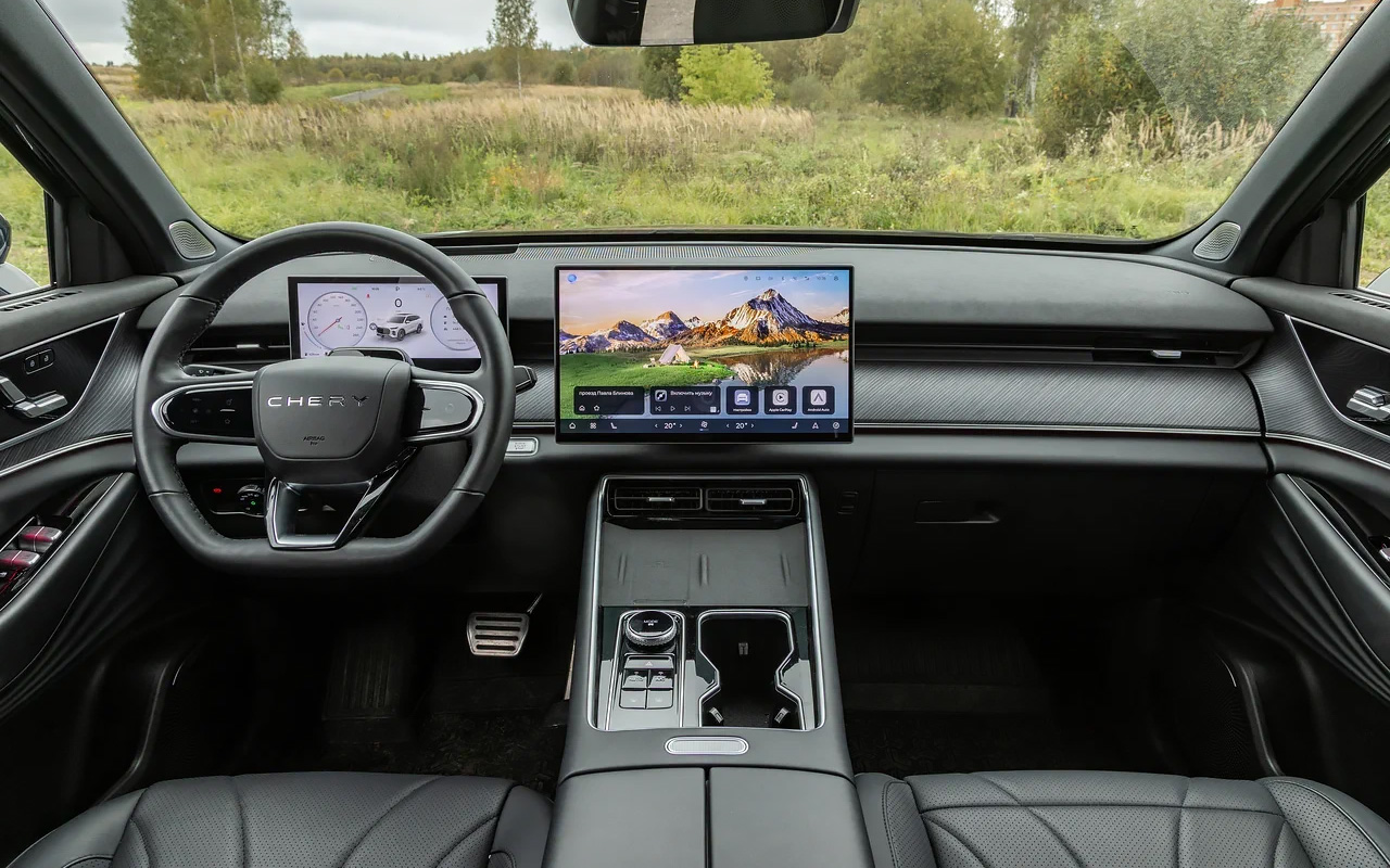 Дизайн торпедо и центральной консоли в Chery Tiggo 9 близок к моделям Exlantix. К примеру, пара мест под смартфоны с беспроводной зарядкой почти идентична, но&nbsp;приборная панель на пару дюймов&nbsp;больше