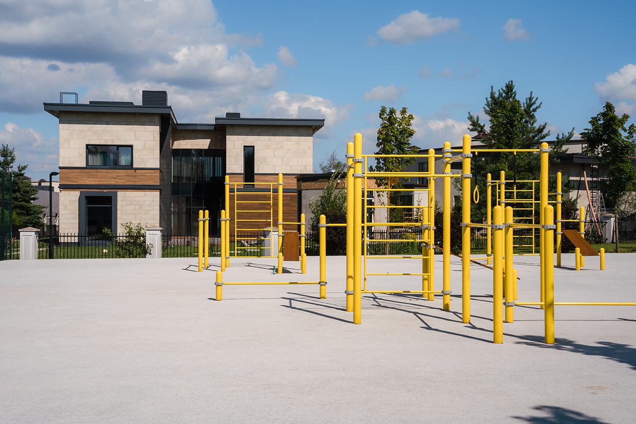 Площадка для силовых тренировок на открытом воздухе в элитном поселке «березки River Village»