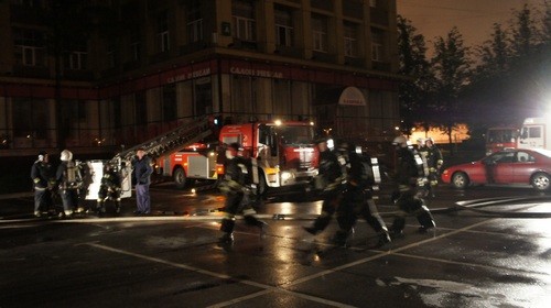 Почти всю ночь пожарные Петербурга боролись с горящими шкафами и диванами