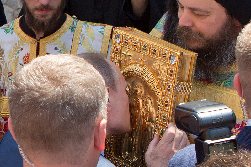 Президент России Владимир Путин целует Библию по&nbsp;прибытии в&nbsp;Карею&nbsp;&mdash;&nbsp;столицу Афона
