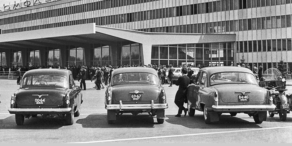 У здания аэропорта Домодедово. 1965 год