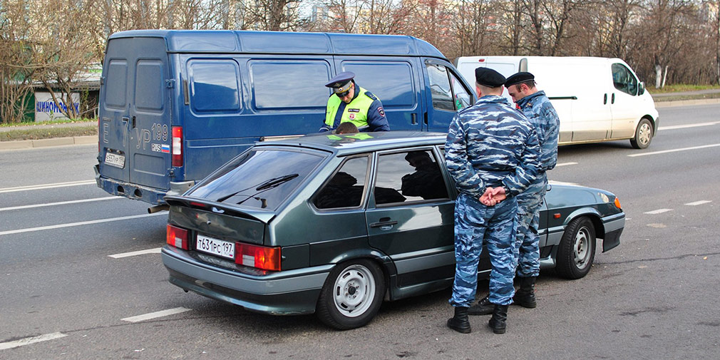 Полицейские арестовали двух автомобилистов за тонировку