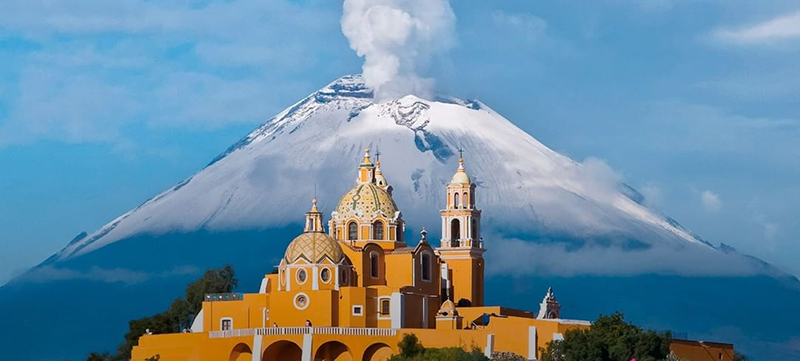 Церковь на вершине пирамиды Чолулы, штат&nbsp;Пуэбла, Мексика