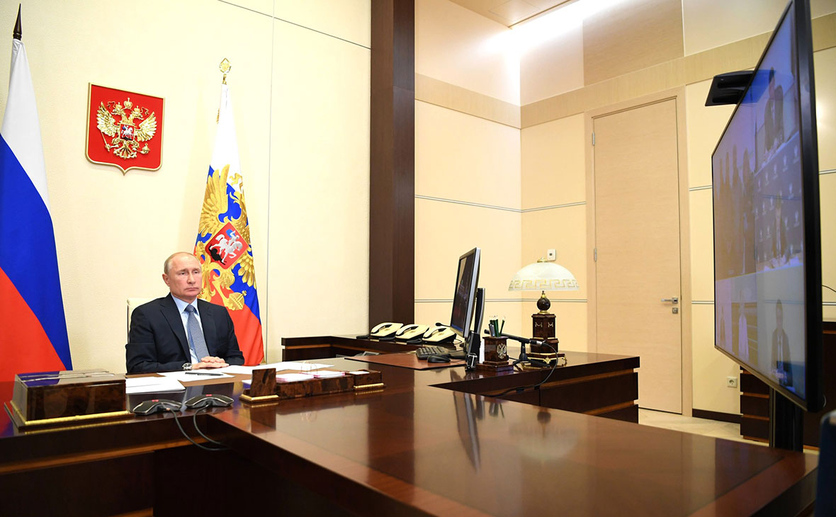 Владимир Путин во время совещания о ходе ликвидации последствий разлива дизельного топлива в Красноярском крае