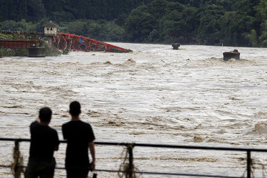 Около 6,1 тыс. домов вдоль реки Кума были затоплены, разрушены 11 мостов