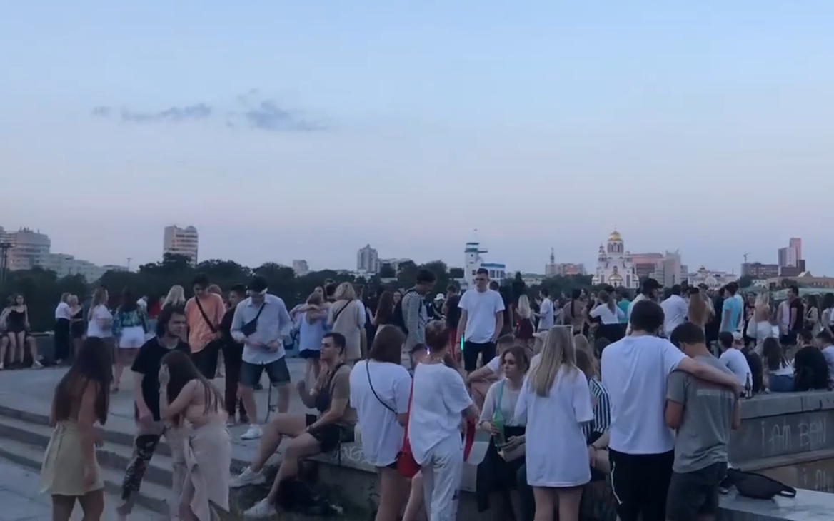 В Екатеринбурге начали проверку из-за вечеринки у здания правительства
