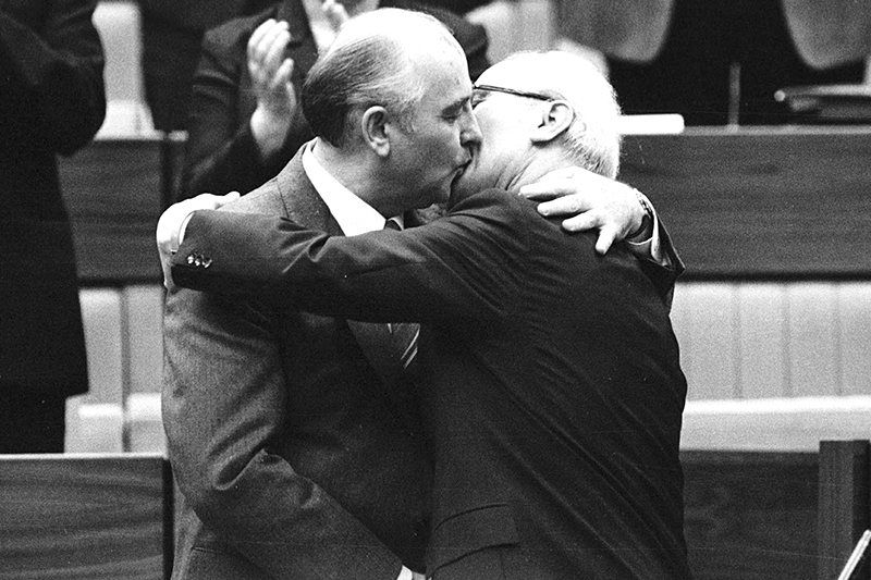 Советский лидер Михаил Горбачев поздравляет Эриха Хонеккера с переизбранием генеральным секретарем Социалистической единой партии Германии (СЕПГ), 21 апреля 1986 г.
