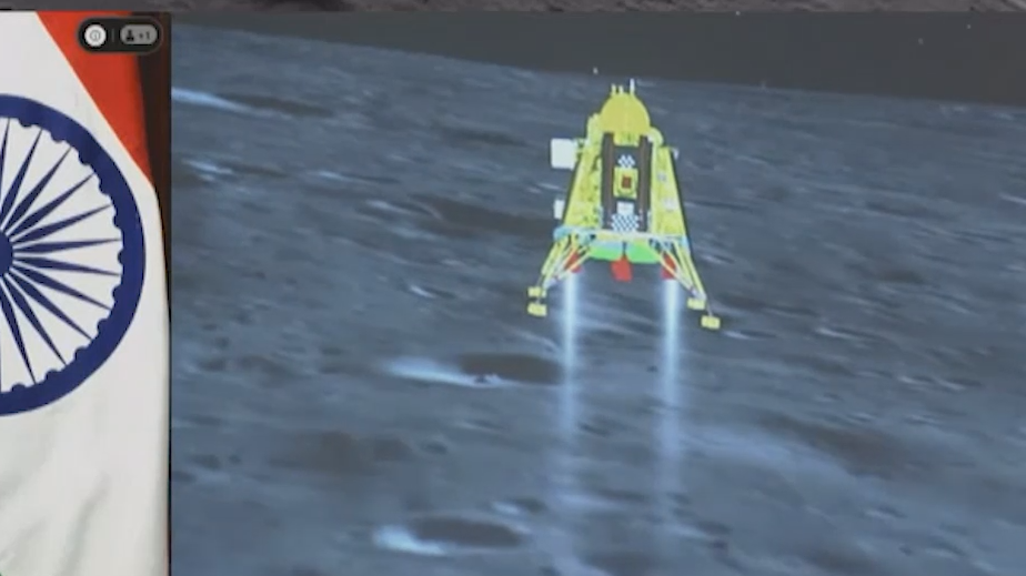 Индийскую станцию «Чандраян-3» посадили на Луну. Видео