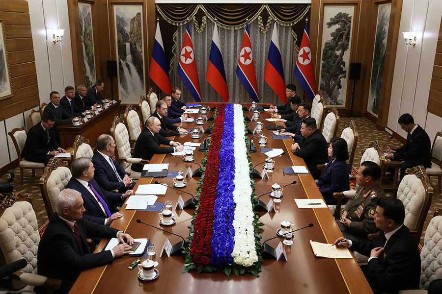 После церемонии на площади Ким Ир Сена начались российско-корейские переговоры в составе делегаций. В рамках визита российского лидера&nbsp;Москва и Пхеньян&nbsp;подписали договор о всеобъемлющем стратегическом партнерстве.&nbsp;