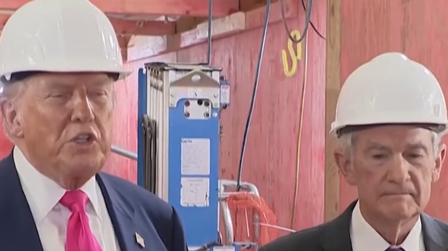 Трамп поспорил на камеру с председателем ФРС