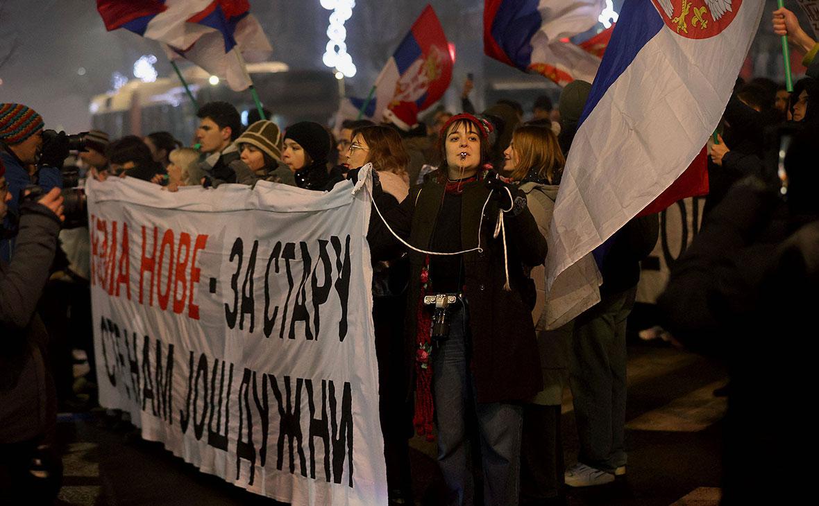 Студенты Сербского университета проводят акцию протеста с требованием привлечь виновных к ответственности после того, как 16&nbsp;человек погибли в результате обрушения навеса на железнодорожном вокзале в Нови-Саде, 31 декабря 2024 года