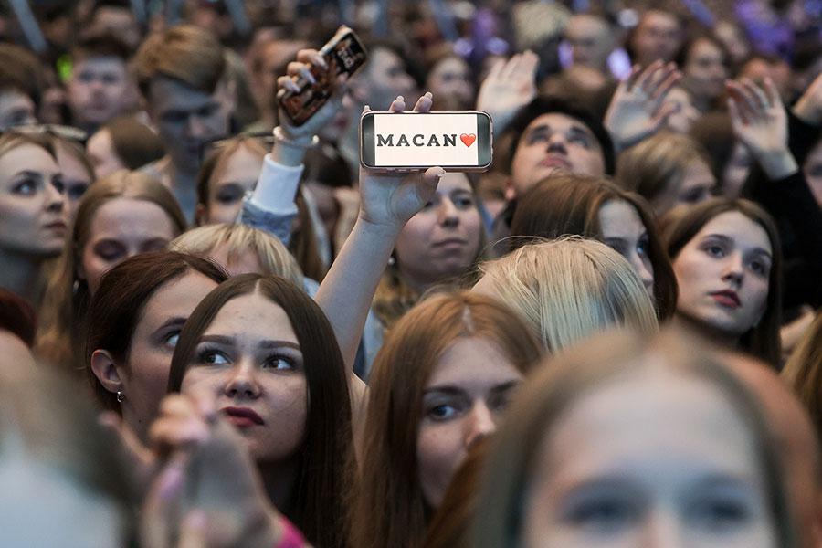 Зрители во время выступления рэпера Macan (Андрей Косолапов) на фестивале &laquo;Петровские ассамблеи 3.2.2&raquo; на стадионе &laquo;Газпром Арена&raquo;, 2025 год
