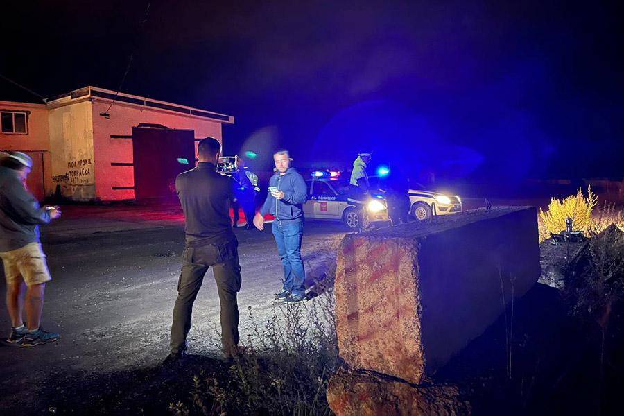 Сотрудники ГИБДД недалеко от места крушения самолета Embraer, 2023 год