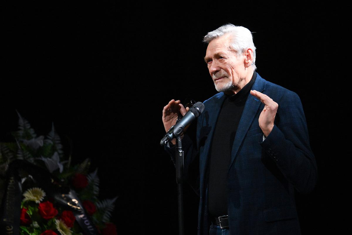 Александр Михайлов на церемонии прощания с народной артисткой РФ Верой Алентовой в Московском драматическом театре имени А.С. Пушкина