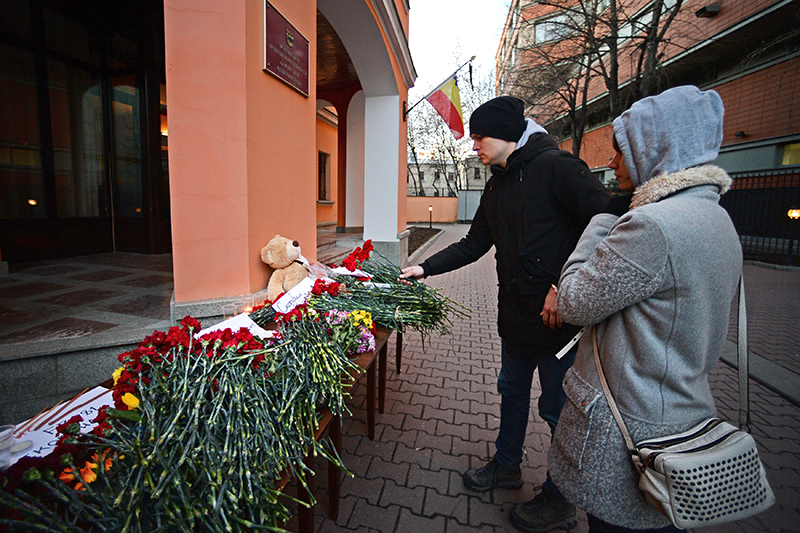 Москвичи возлагают цветы в&nbsp;память о&nbsp;погибших в&nbsp;авиакатастрофе Boeing 737 у представительства Ростовской области в&nbsp;Москве