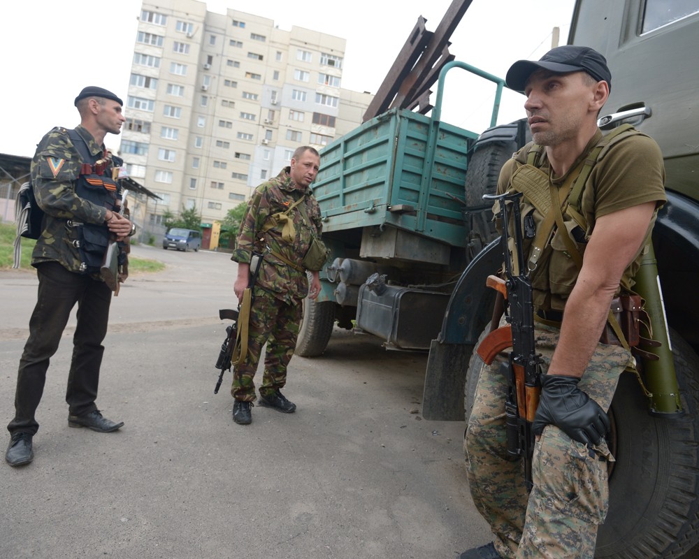 Бойцы народного ополчения во время боя с украинскими погранвойсками в микрорайоне Мирный на окраине Луганска.