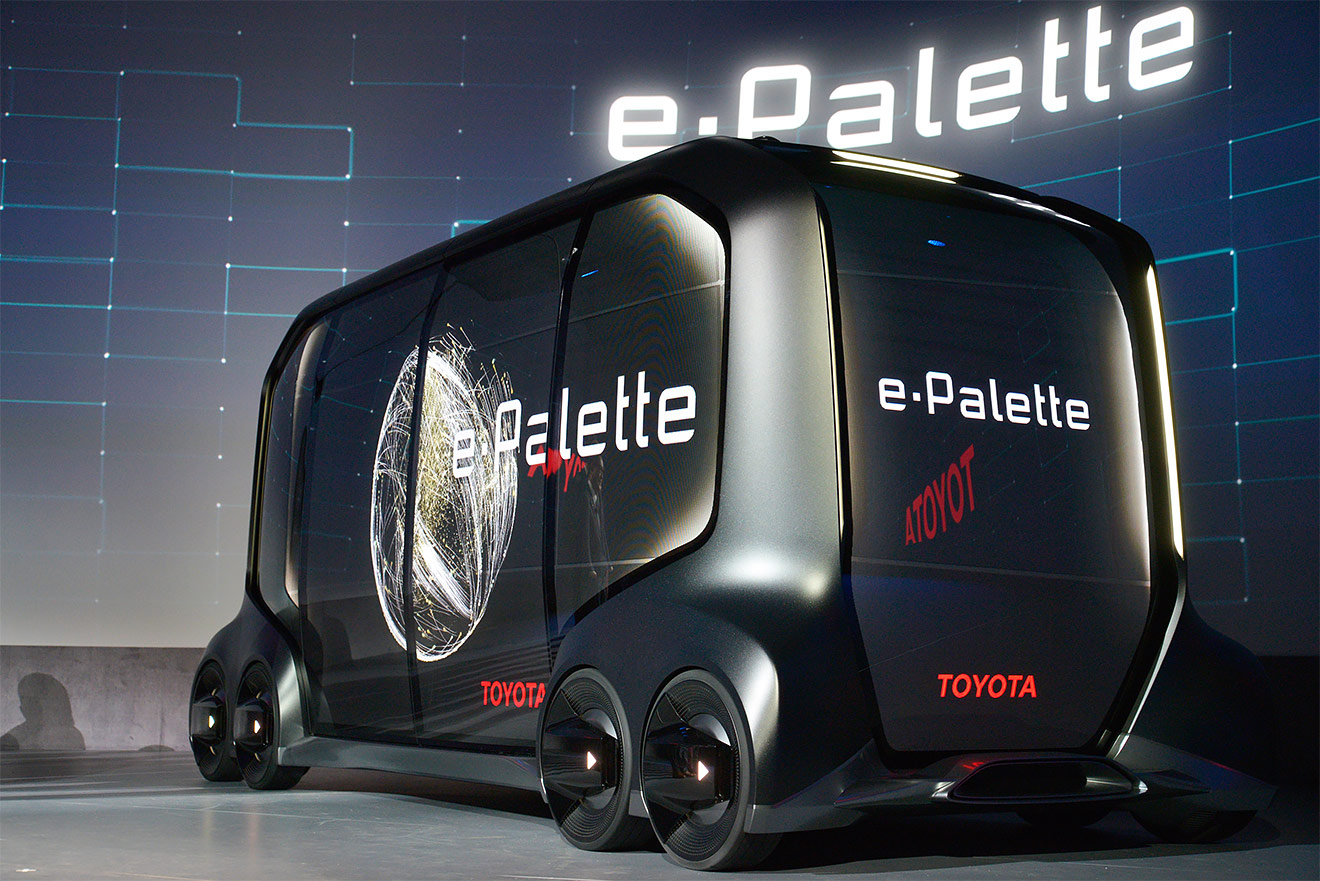 Toyota привезла электрический автономный шаттл e-Palette. Капсулы длиной от четырех до семи метров могут превращаться в такси, развозной фургон, передвижной офис, магазин или ресторан. В разработке мобильной сервисной платформы Mobility Services Platform (MSPF) приняли участие Amazon, Mazda, Pizza Hut, Uber и китайского каршеринга DiDi. Фактически это целый альянс, где Toyota разрабатывает шаттлы и системы безопасности и центральный коммуникационный центр. Партнеры&nbsp;же будут устанавливать на e-Palette собственные автопилоты и программное обеспечение.