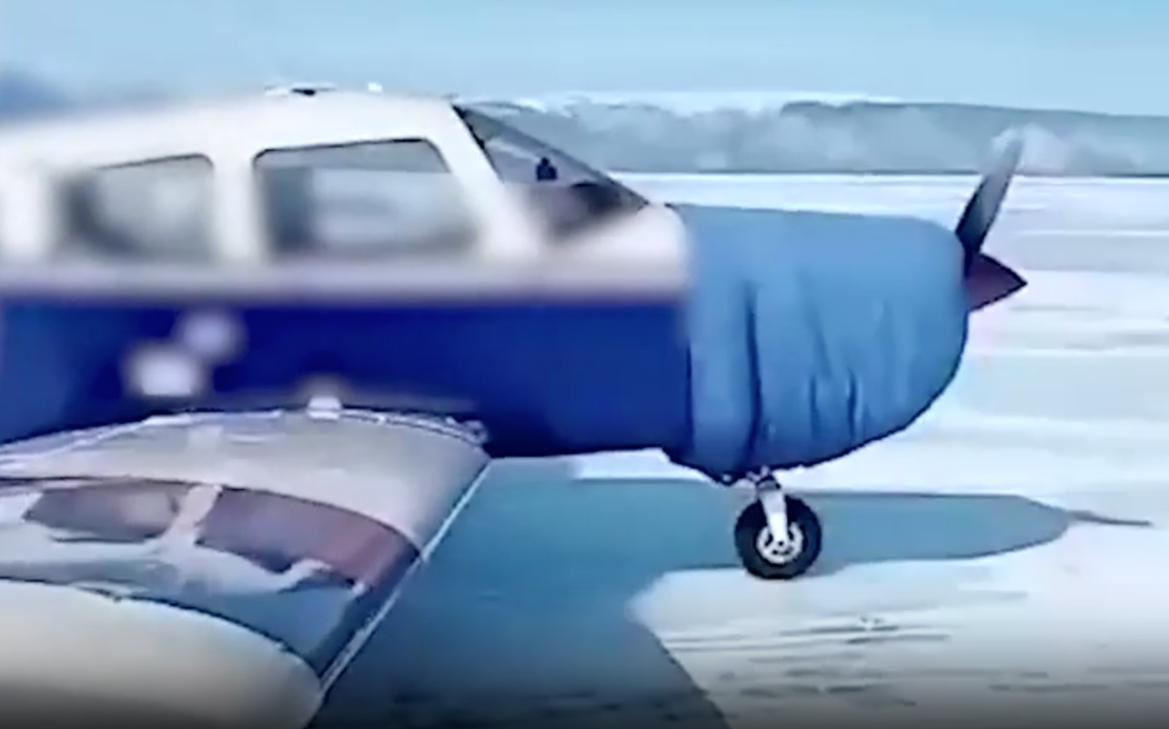 Самолет приземлился на лед Байкала, чтобы пассажиры пообедали