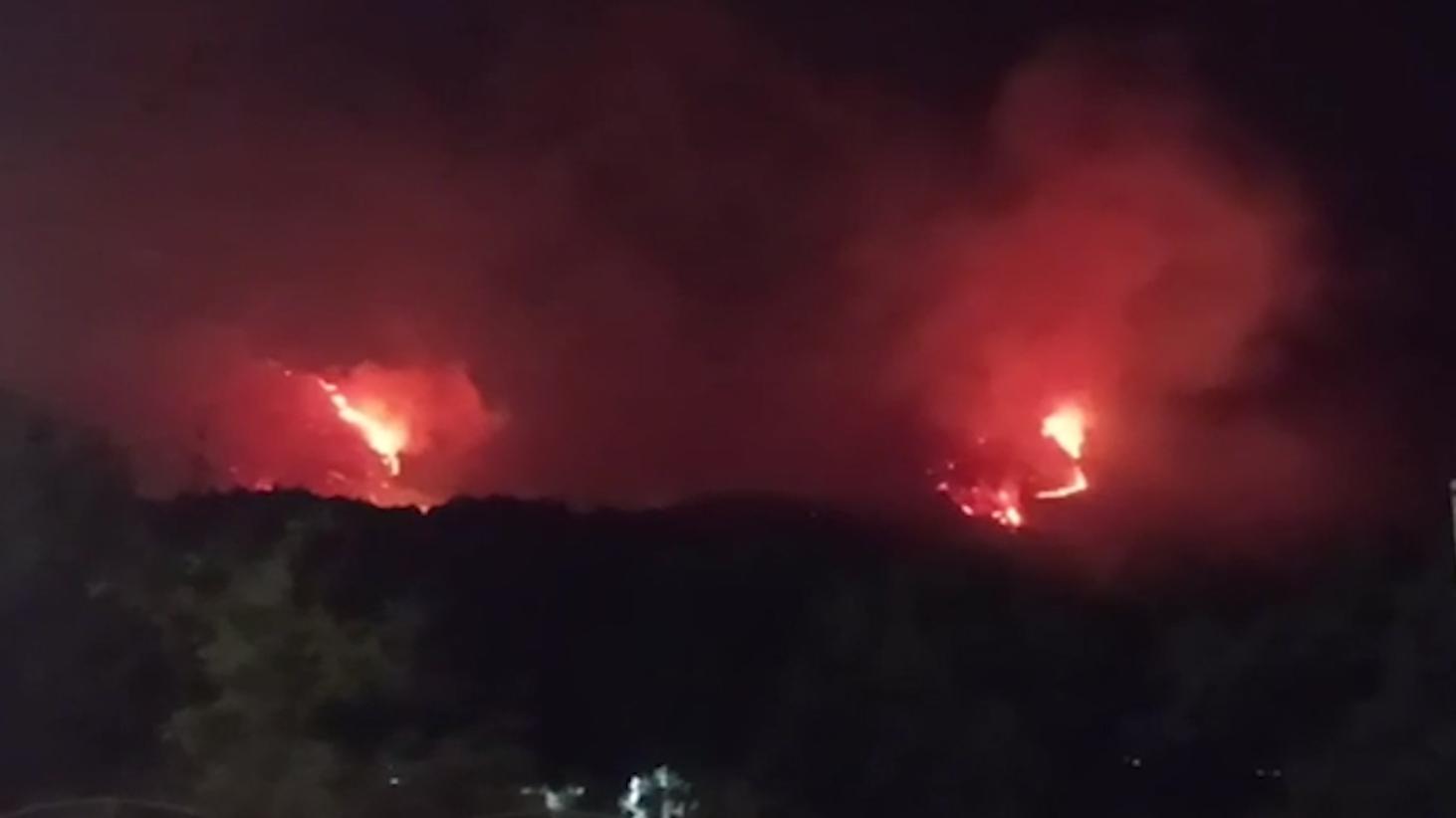 Площадь пожара в горах в Геленджике увеличилась в три раза