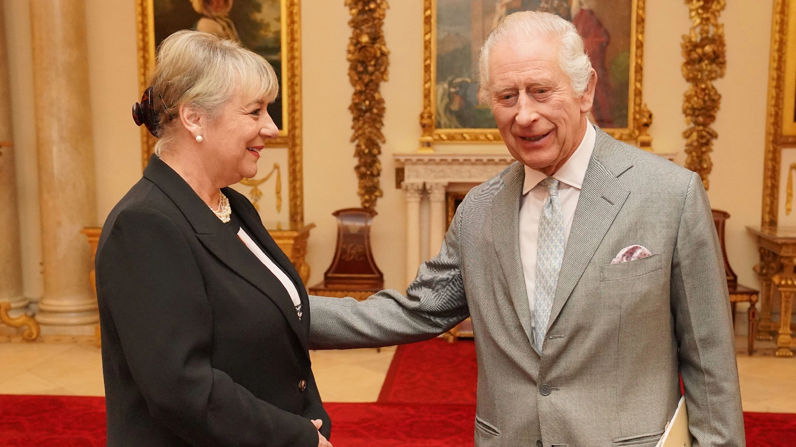 <p>Дама Мартина Милберн и король Карл III на встрече в Букингемском дворце, 26 марта 2024 года</p>
