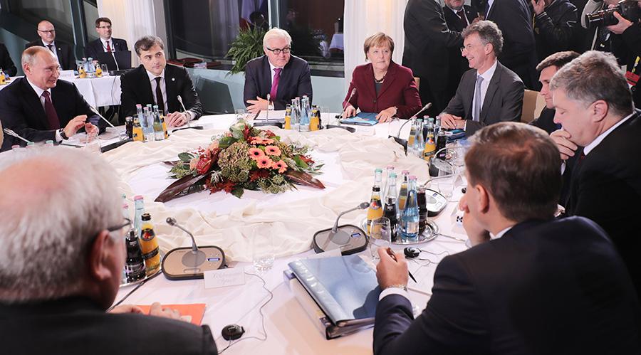 Ангела&nbsp;Меркель, Владимир&nbsp;Путин&nbsp;(крайний слева) и Петр&nbsp;Порошенко (крайний справа) во время переговоров, 2015 год