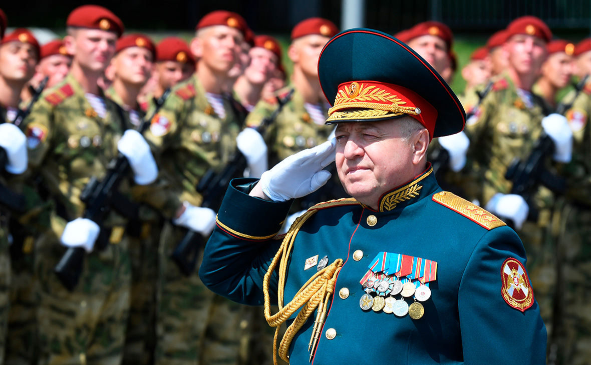 Генерал-полковника Виктора Стригунова арестовали 7 июля 2025 года. Следователи завели против него дело о злоупотреблении должностными полномочиями и получении&nbsp;взяток в особо крупном размере. Речь идет о ч. 3 ст. 285 и ч. 6 ст. 290 Уголовного кодекса. По статьям грозит, соответственно, до 10 и 15 лет лишения свободы.

По версии следствия, Стригунов контролировал строительство учебного центра в Кемеровской области, но условия контракта не были выполнены. Ущерб государству, по оценке СК, превысил 2 млрд руб. Кроме того, следователи считают, что в 2012&ndash;2014 годах Стригунов получал взятки за общее покровительство в размере 66 млн руб.

С 2012 по 2016 год Стригунов возглавлял Сибирское региональное командование внутренних войск МВД. После создания Росгвардии, в 2016 году, стал командующим войсками Сибирского округа войск Национальной гвардии. Пост первого замглавы Росгвардии он занял в 2020 году. В конце 2023-го его освободили от должности.