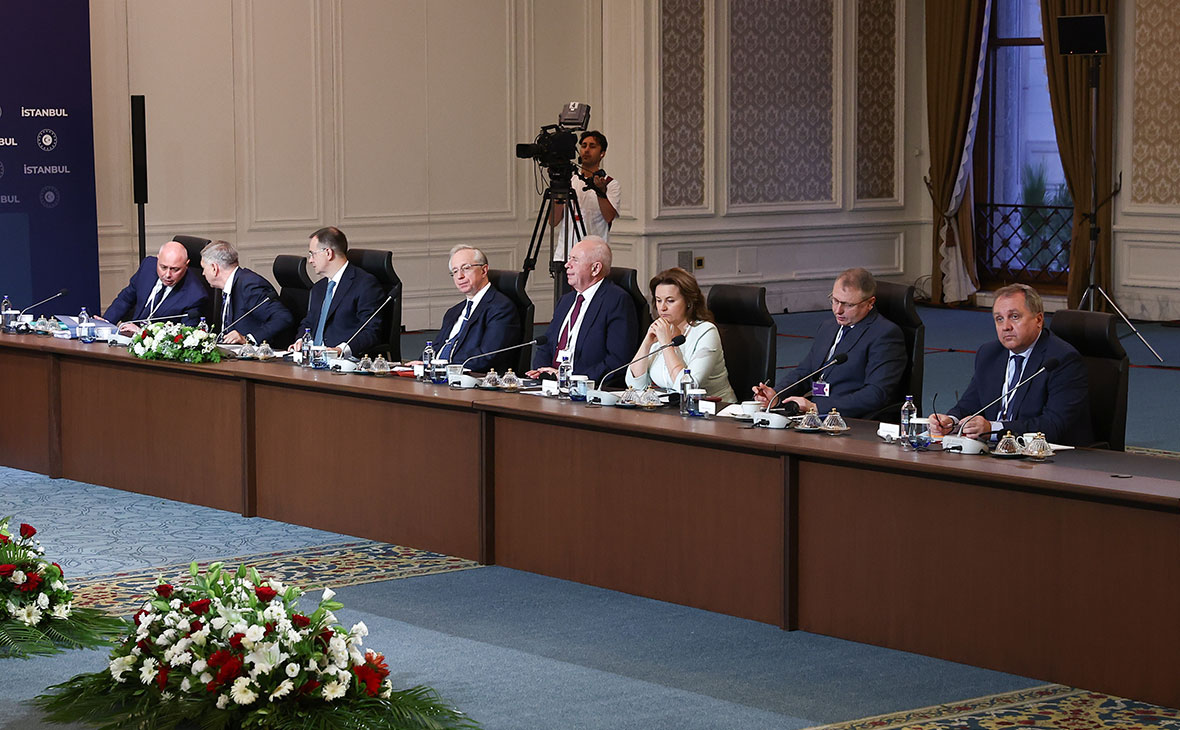 Глава российской делегации после переговоров заявил, что все гуманитарные договоренности второго раунда выполнены и прямо сейчас завершается обмен пленными по формуле &laquo;250 на 250&raquo;. Москва предложила вернуться к коротким (по 24&ndash;48 часов) гуманитарным паузам на линии фронта, а также сформировать три рабочие группы, которые будут работать онлайн: по политическим, военным и гуманитарным вопросам. Также Россия заявила о готовности&nbsp;передать тела еще 3 тыс. погибших украинских военных.&nbsp;После предыдущего раунда, отметил глава делегации, Россия передала Украине тела 7 тыс. военных.
