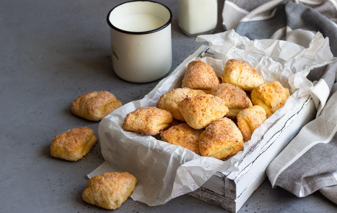 Творожное печенье хорошо сохраняет форму, его можно вырезать в виде сердечек или кружков и посыпать маком или корицей