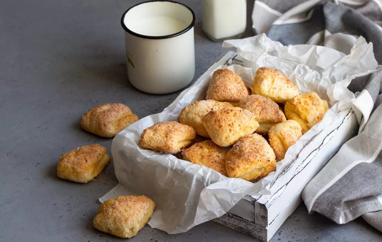 Творожное печенье хорошо сохраняет форму, его можно вырезать в виде сердечек или кружков и посыпать маком или корицей