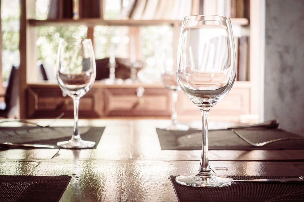 «Вино разливали из двух бутылок. Одной обносили правую часть стола, начиная с Кристиана, а другой — левую, начиная с меня»